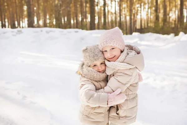 Ritratto di due sorelline in abiti caldi beige in inverno — Foto Stock