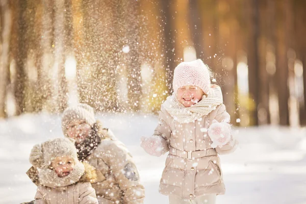 Ritratto di due bambine che giocano con la neve in inverno — Foto Stock