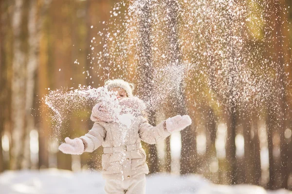 Ritratto di bambina in abiti beige vomita una neve nella giornata invernale — Foto Stock