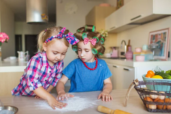 Le piccole sorelle imparano a preparare una pasta su una cucina — Foto Stock