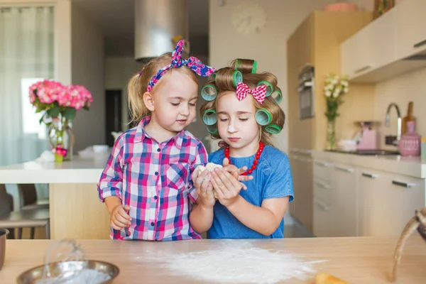 Le piccole sorelle imparano a scolpire una pasta su una cucina — Foto Stock