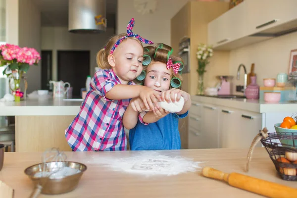 Le piccole sorelle divertenti imparano a scolpire una pasta su una cucina — Foto Stock