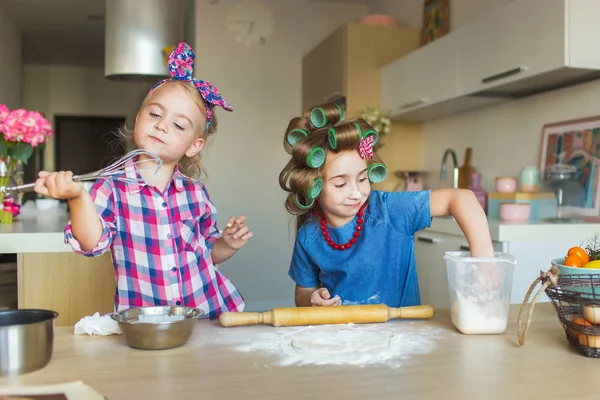 Le piccole sorelle divertenti preparano una pasta su una cucina — Foto Stock