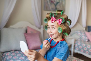 Curlers boyalar dudakları ile küçük kız portresi