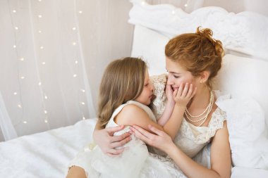 Küçük kızı bir yatakta annesiyle portresi