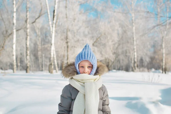 Портрет маленькой девочки в теплой одежде зимой на открытом воздухе — стоковое фото