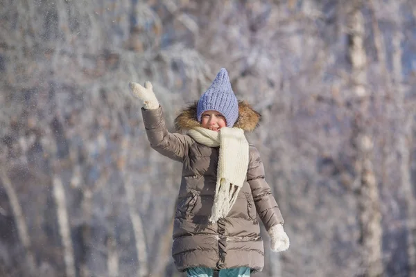 Petite fille balance à la main dans le parc d'hiver — Photo