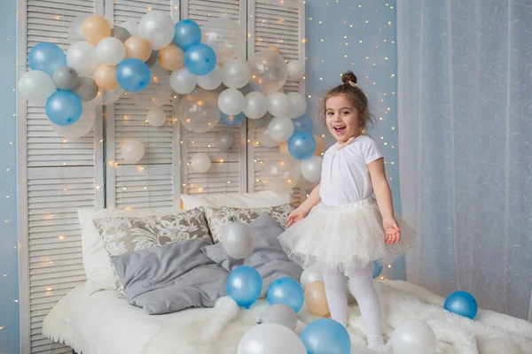 Kislány fehér levegő ruha ugrik egy ágyon — Stock Fotó