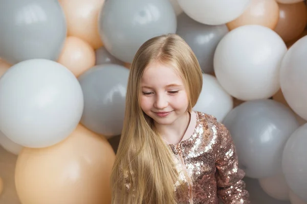 A buborékok háttér elég kicsi lány portréja — Stock Fotó