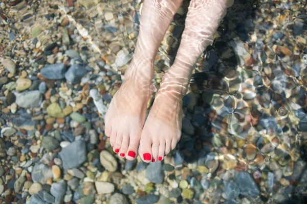 RHODES, GRÈCE : Jambes féminines sous l'eau transparente — Photo