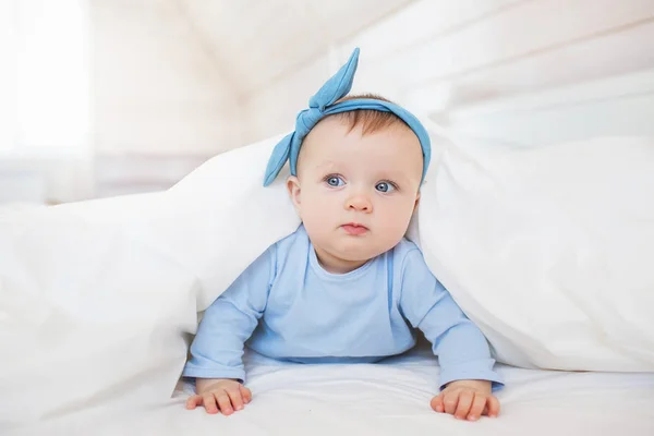 Πορτρέτο του μωράκι με μπλε ρούχα κάτω από μια κουβέρτα — Φωτογραφία Αρχείου