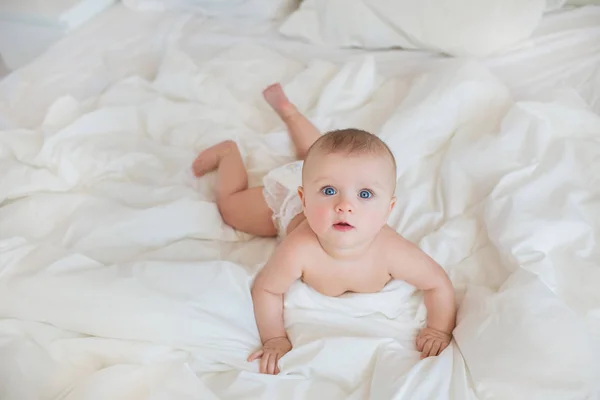 PRIMERA VISTA: Bebé en una cama blanca en el dormitorio — Foto de Stock