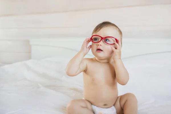 Pequeño bebé divertido y unas gafas rojas — Foto de Stock