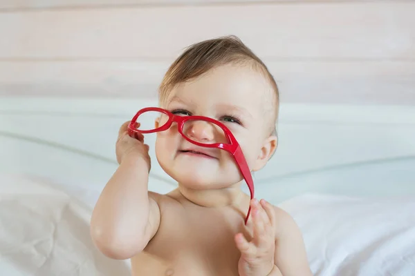 Αστεία πορτρέτο του Καυκάσου μικρό μωρό παίζει ένα κόκκινα γυαλιά — Φωτογραφία Αρχείου