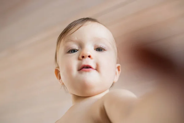 Küçük bebek dinamik çekim bir fotoğraf makinesi dokunur — Stok fotoğraf