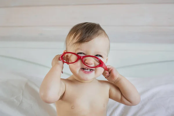 Συναισθηματικό πορτραίτο του Καυκάσου μικρό μωρό παίζει ένα κόκκινα γυαλιά — Φωτογραφία Αρχείου