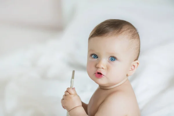 Csinos kis baba-val egy smartphone, kézzel érzelmi portréja Stock Kép