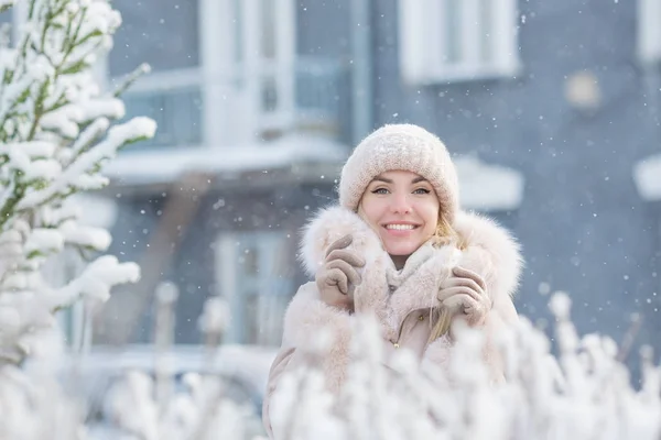 Portrait de jolie fille souriante sur fond de maison en hiver — Photo