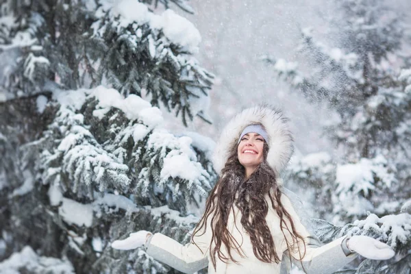 Портрет Улыбающейся Молодой Женщины Зимнем Лесу — стоковое фото