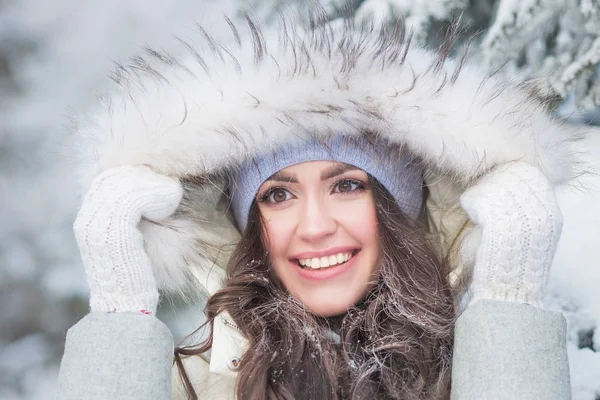 Portrait de jeune femme souriante aux cheveux longs en hiver — Photo