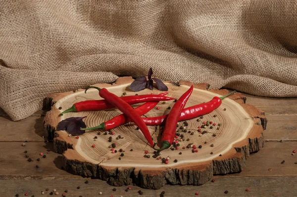 Ahşap torbalama artalanları yuvarlak plaka üzerinde kırmızı sıcak biber