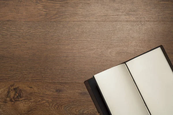ahşap kahverengi tahıl doku, koyu ahşap duvar arka plan, Not Defteri ile ahşap tablo Üstten Görünüm