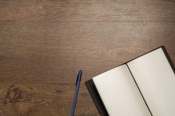 kahverengi tahıl doku, koyu ahşap duvar arka plan ağaç, Not Defteri ile ahşap tablo görünümünü top, kalem