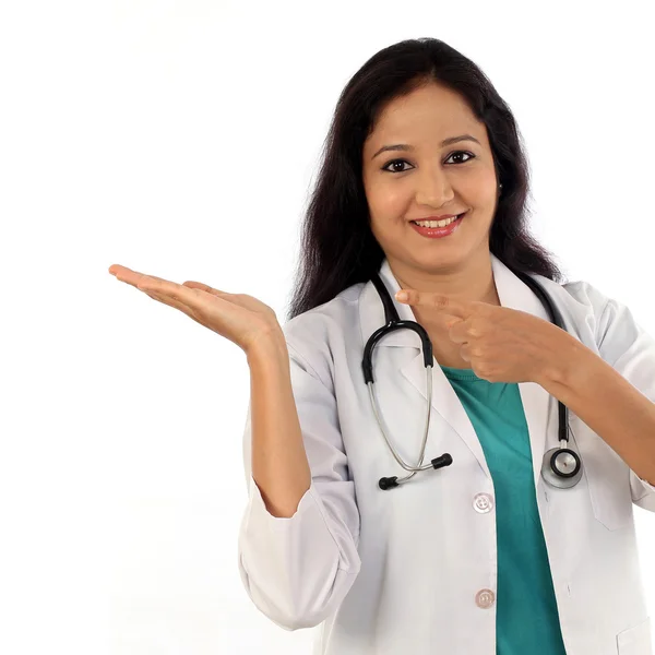 Young doctor woman presenting and showing copy space — Stock Photo, Image