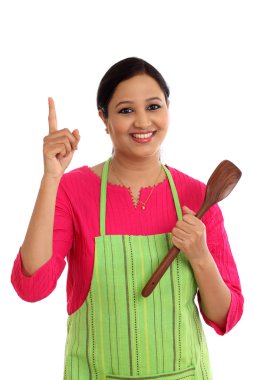 Mutfak malzemesi karşı beyaz backgrou tutan mutlu genç kadın