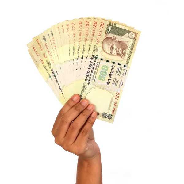 Ženská ruka drží indické rupie pět set poznámky — Stock fotografie