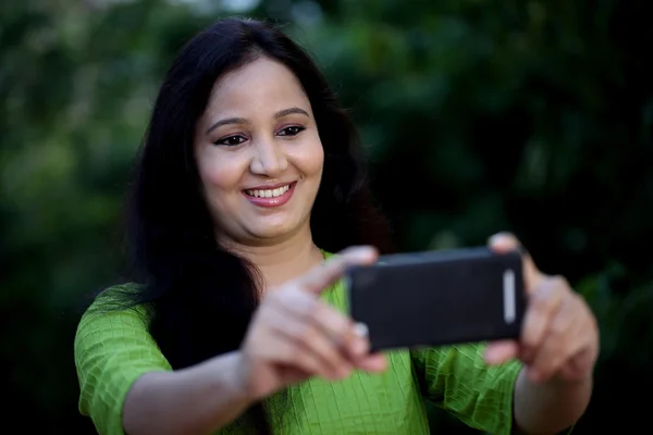 Gelukkig jonge vrouw selfie te nemen in de open lucht — Stockfoto