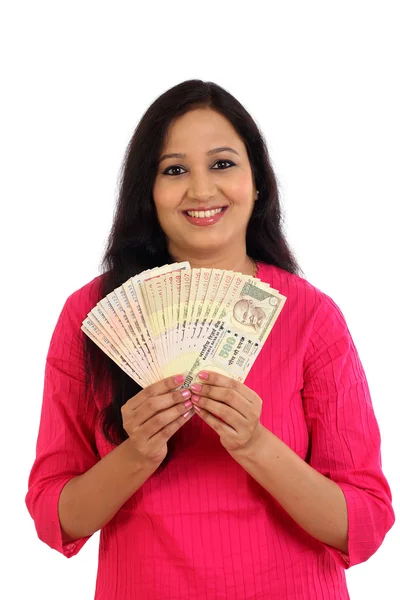 Jovem feliz segurando notas de banco de rupia indiana — Fotografia de Stock