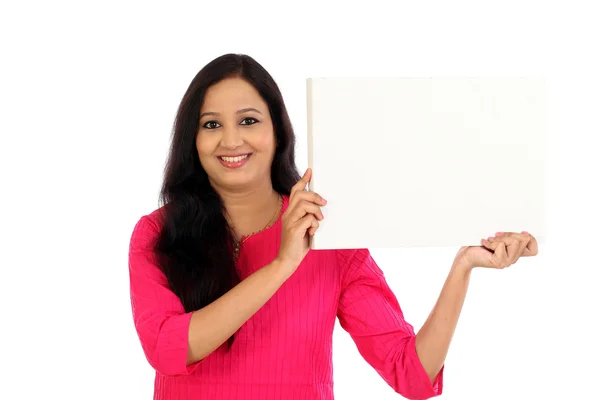 Sorrindo jovem mulher com placa branca em branco — Fotografia de Stock