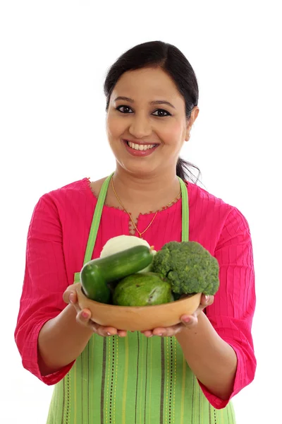 Usmívající se žena kuchař drží misku plnou zeleniny a ovoce — Stock fotografie