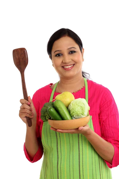 微笑的女厨师拿着碗装满了蔬菜和水果 — 图库照片