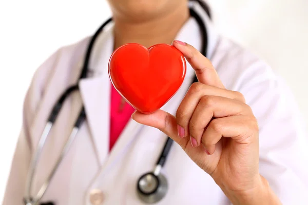 Femme médecin mains tenant une belle forme de coeur rouge — Photo