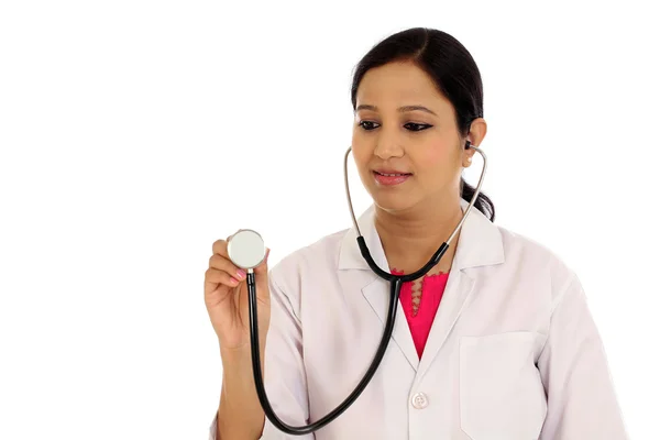 Femeie medic cu un stetoscop ascultând pe backgro alb — Fotografie, imagine de stoc