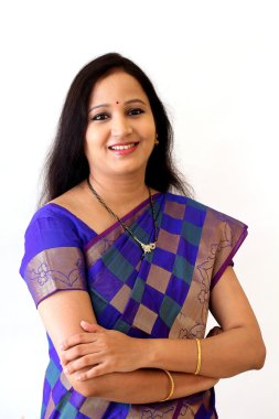 Genç geleneksel Hint kadın kolları ile geçti