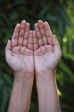 bir elinde dua etmek