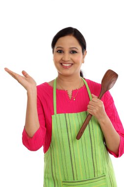 Mutfak malzemesi karşı beyaz backgrou tutan mutlu genç kadın