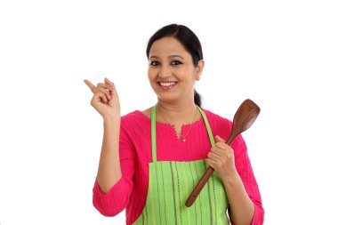 Mutfak malzemesi karşı beyaz backgrou tutan mutlu genç kadın