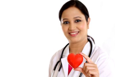 Mutlu genç kadın doktor güzel kırmızı kalp şekli tutan 