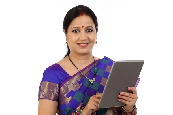 Traditionele Indiase vrouw met behulp van een tablet pc — Stockfoto