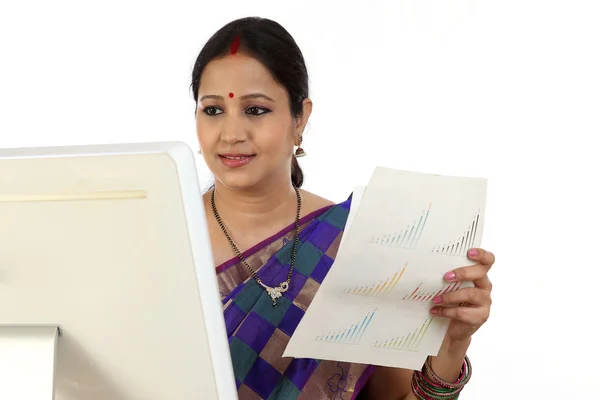 Feliz mujer de negocios tradicional india en el escritorio de la oficina —  Fotos de Stock