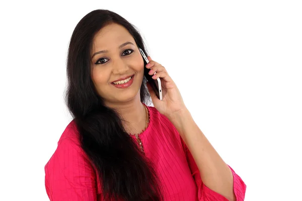 Mujer joven y feliz hablando por teléfono móvil —  Fotos de Stock