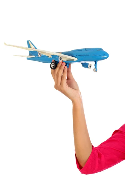 Mulher mão segurando avião de brinquedo contra fundo branco — Fotografia de Stock