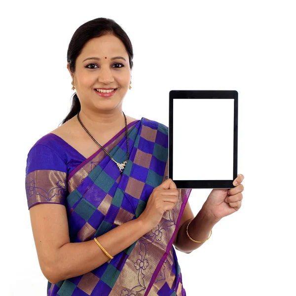Traditionele Indiase vrouw met behulp van een tablet pc — Stockfoto