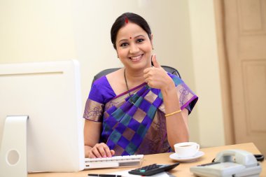 Başarılı geleneksel Hint kadın başparmak yukarıya jest yapma