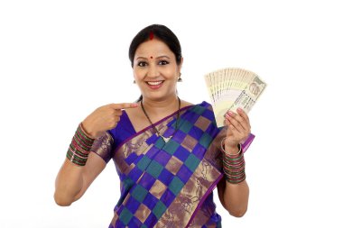 Hint para birimi tutan mutlu genç geleneksel kadın