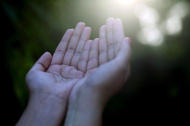 bir elinde dua etmek